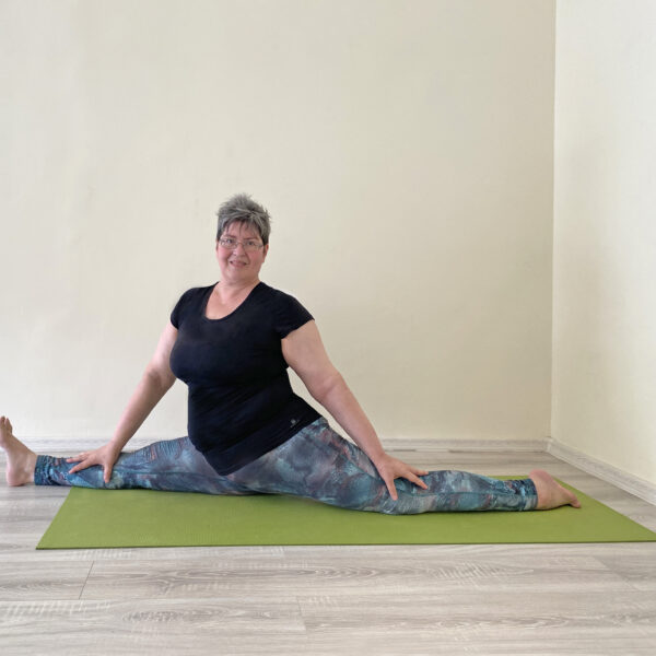 Lanyi-wera-senior-jogaoktato-Elevenyoga