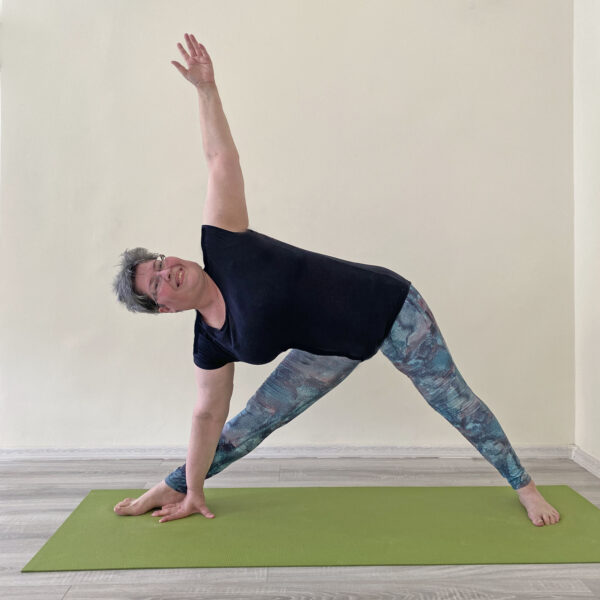 Lanyi-wera-senior-jogaoktato-Elevenyoga
