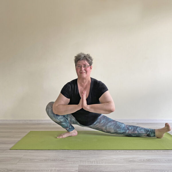 Lanyi-wera-senior-jogaoktato-Elevenyoga