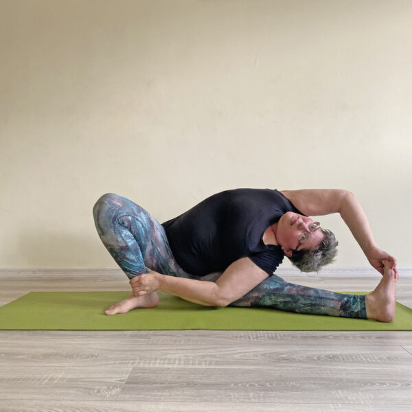 Lanyi-wera-senior-jogaoktato-Elevenyoga